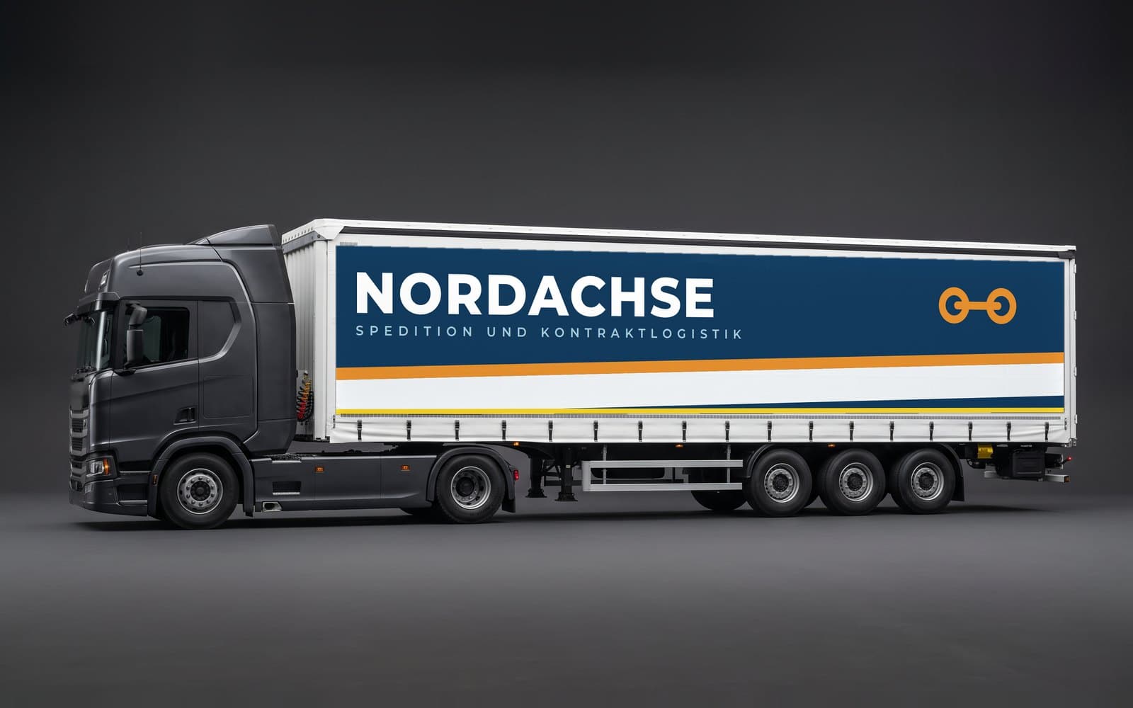 Sattelzug mit dem Planenmotiv der Konzeptstudie Nordachse in Dunkelblau, Orange und Weiß